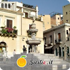 Taormina - Fontana di piazza Duomo